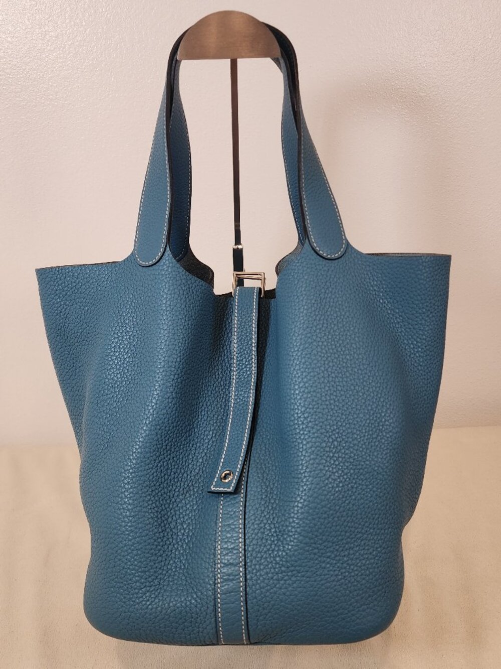 Hermes Clemence Picotin 26 (GM) Shoulder. Int shows signs of use.